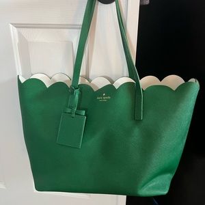Kate Spade Kelly Green scallop edge leather bag, like new condition.  So pretty!